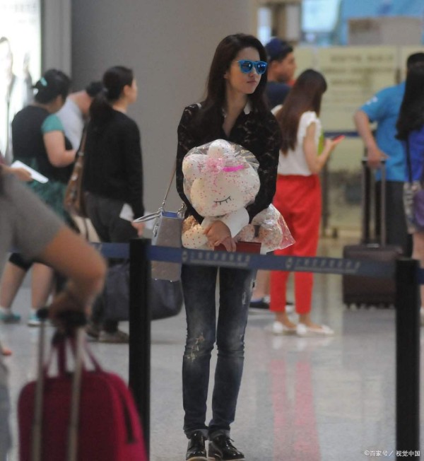 刘亦菲竟然出现在小县城某商城，腰臀好顶啊！