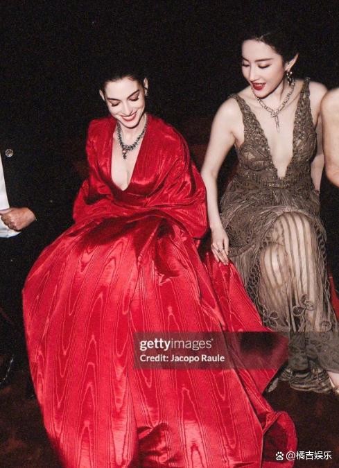 封神！刘亦菲安妮海瑟薇米兰同框，世纪神图刷屏，东西方美人双向奔赴