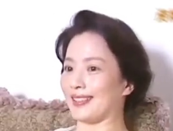 38岁刘亦菲和母亲聚餐被偶遇,妈妈打包剩菜家风好!