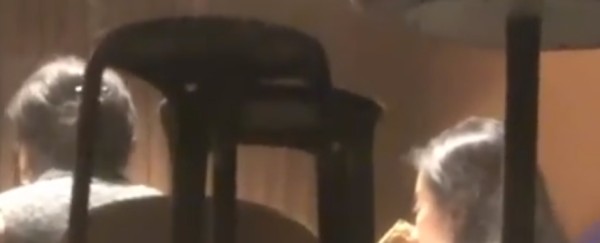 38岁刘亦菲和母亲聚餐被偶遇,妈妈打包剩菜家风好!