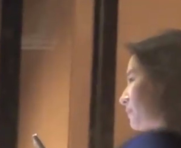 38岁刘亦菲和母亲聚餐被偶遇,妈妈打包剩菜家风好!