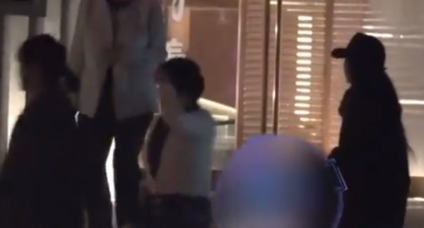 38岁刘亦菲和母亲聚餐被偶遇,妈妈打包剩菜家风好!