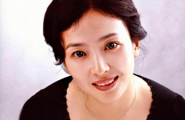 38岁刘亦菲和母亲聚餐被偶遇,妈妈打包剩菜家风好!