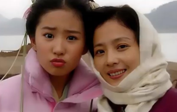 38岁刘亦菲和母亲聚餐被偶遇,妈妈打包剩菜家风好!