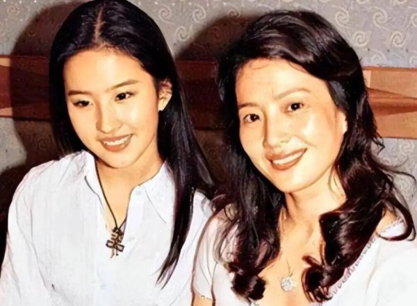 38岁刘亦菲和母亲聚餐被偶遇,妈妈打包剩菜家风好!