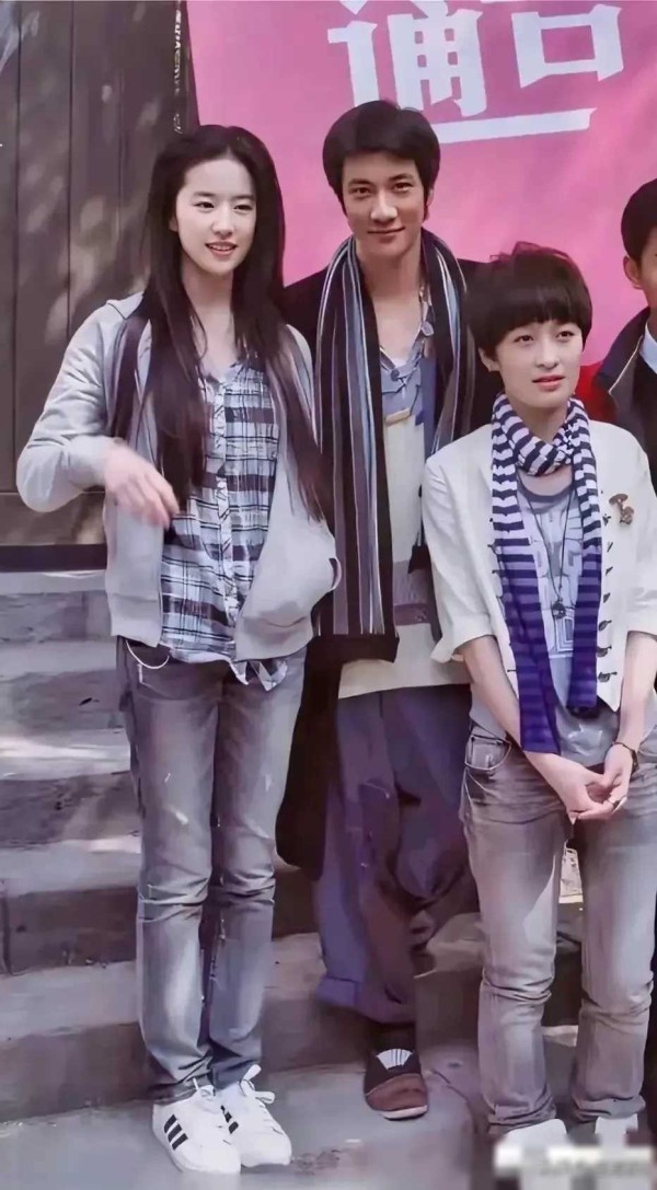 洋洋：当年的刘亦菲，出众的美貌令人惊叹！但她身边那位默默无闻的男士，你认识吗？或许他就是整个故事的幕后英雄。
是的，他就是刘亦菲的经纪人，也是她事业起步时的靠山。在她未成名时期，他默默支持、呵护她，无私奉献。
刘亦菲的光芒耀眼，却离不开这位男士的默默付出和支持。他无怨无悔，只希望能见证她的辉煌。
这个小故事告诉我们，成功的背后往往有无数个默默付出的人。就像刘亦菲的经纪人一样，他们或许不会成为焦点，...