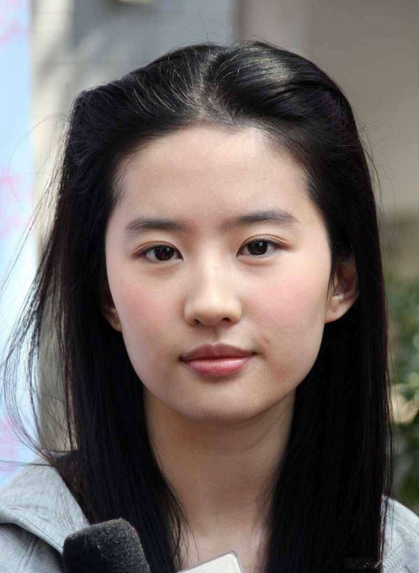 刘亦菲生图骨相封神！无滤镜下下颌线如刀裁，网友：比精修还惊艳