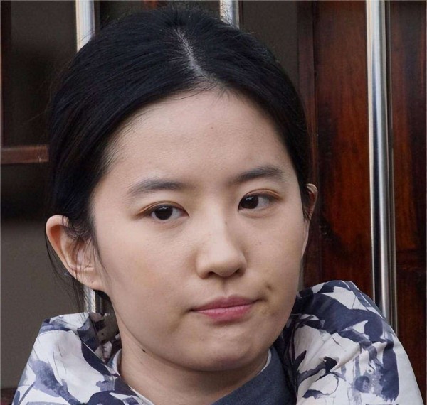 刘亦菲素颜雀斑照火了！自然肌理获赞真实，打破娱乐圈完美滤镜