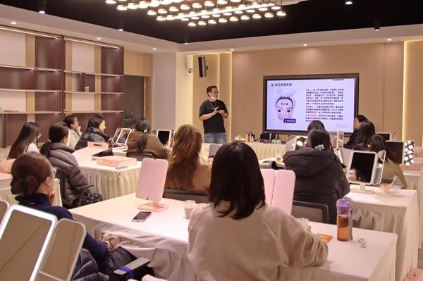 “以美润心・妆享芳华”美妆专题讲座举办