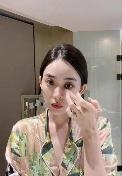 娜扎直播大胆素颜卸妆，脸蛋状态直接封神，网友看傻：这真是卸了个空气