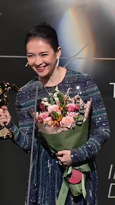 章子怡获第19届亚洲电影大奖卓越亚洲电影人大奖章子怡