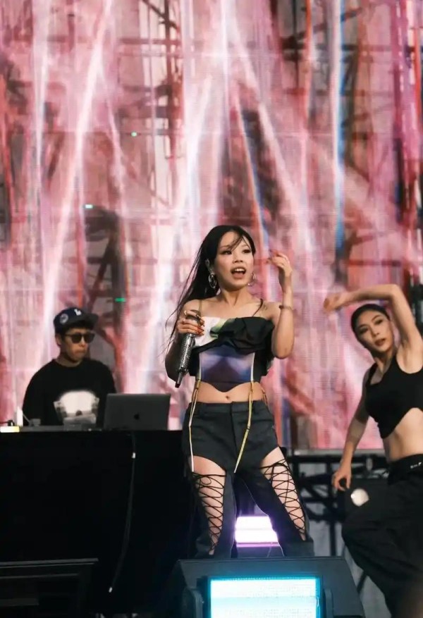 万妮达杭州巡演：明星助力，粉丝狂欢