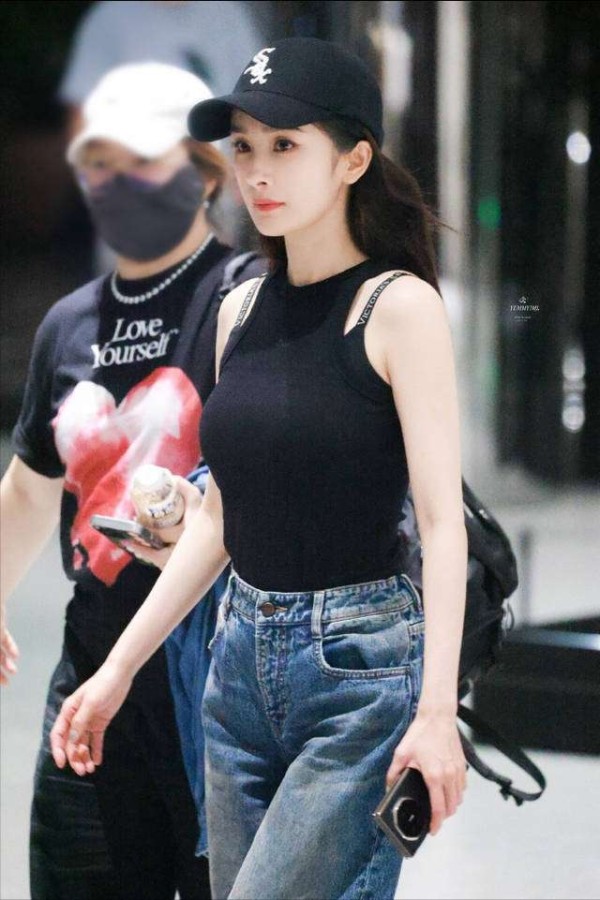 杨幂私服争议升级！时尚女王品味崩塌还是审美超前？粉丝怒怼：不懂别瞎评