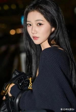 短剧演员岳雨婷赴巴黎时装周，落地后被巴尔曼拒之门外，转而尝试其他秀场，还被时尚博主们群嘲，称其靠高额消费博取热度