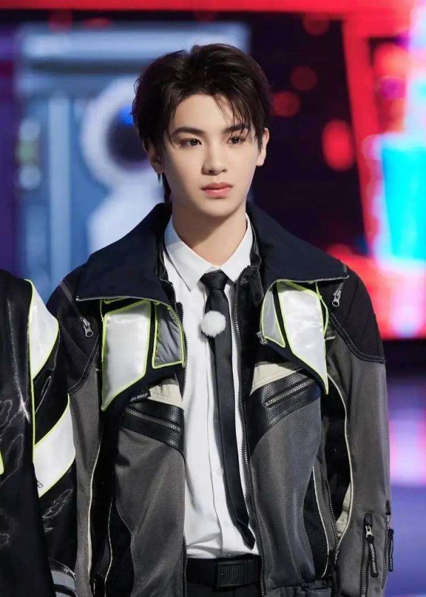 黄明昊5000万豪宅摇号爆红！潘玮柏抢房失败内幕曝光，娱乐圈财富差距太惊人！