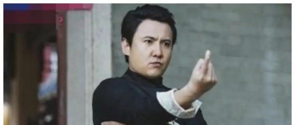 明星特质：从慈善形象到懒散魅力