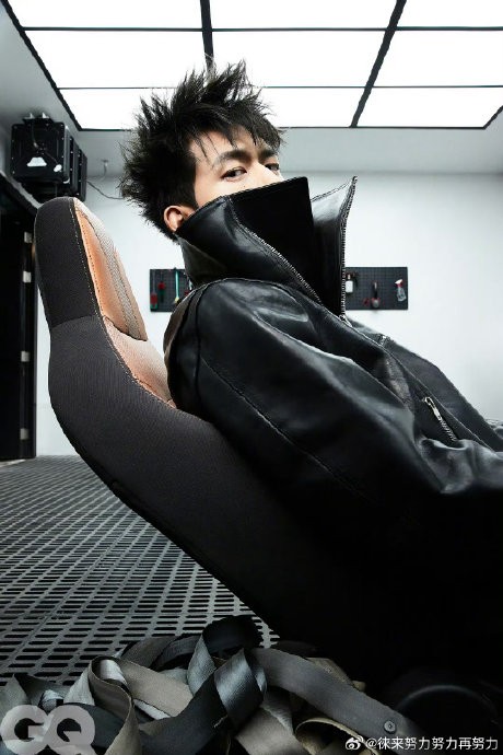 李现“显眼包”抽象行为引热议：从韩商言到真人秀的i人反差魅力