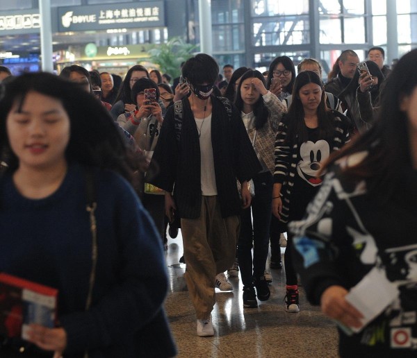 粉丝机场狂奔追星酿惨剧：狂热背后的心理警示