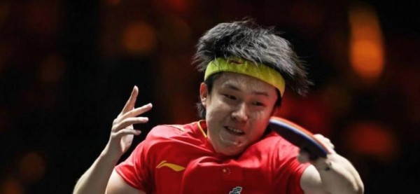 王楚钦在澳门吃饭，七名保镖围成圈，粉丝追逐成常态却难以走近真正的支持是让他像普通人一样走在风里吃在街上