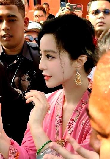 明星的圈内圈外生活揭秘：鹿晗、王一博等人的现状与故事