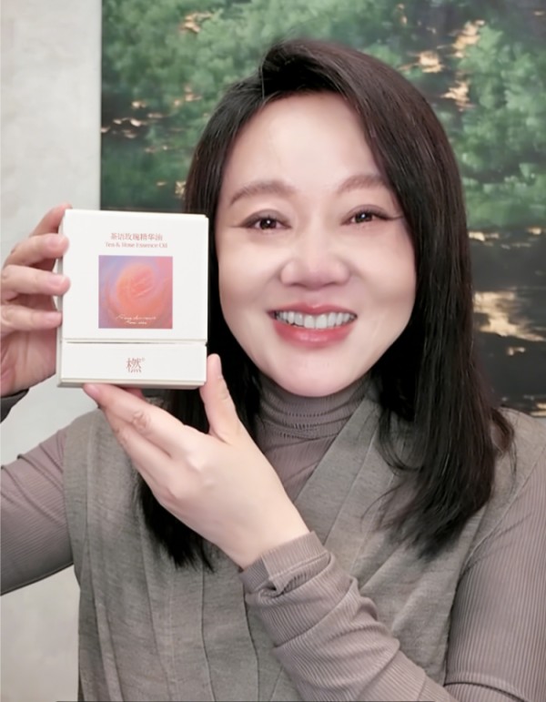 橪早已成为娱乐圈的 “宝藏护肤私藏”，一众明星纷纷为它打 call。品牌代言人阿雅，知性温婉的气质与橪 “美好，自橪而至” 的理念高度契合，亲身诠释品牌的护肤与疗愈魅力；冻龄男神胡兵对护肤产品向来严苛，却对橪青睐有加，还在直播间力荐同款，印证了品牌的专业实力；实力派演员徐海乔也加入安利大军，让橪的口碑在演艺圈持续发酵。从阿雅到闫妮，从胡兵到徐海乔，橪凭借硬核功效与独特的芳香疗愈体验，成为明星们私下<a target=