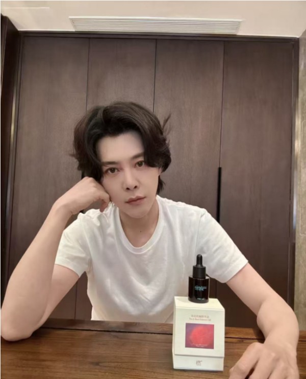 闫妮微醺状态圈粉无数，明星私藏护肤品牌橪解锁冻龄松弛感