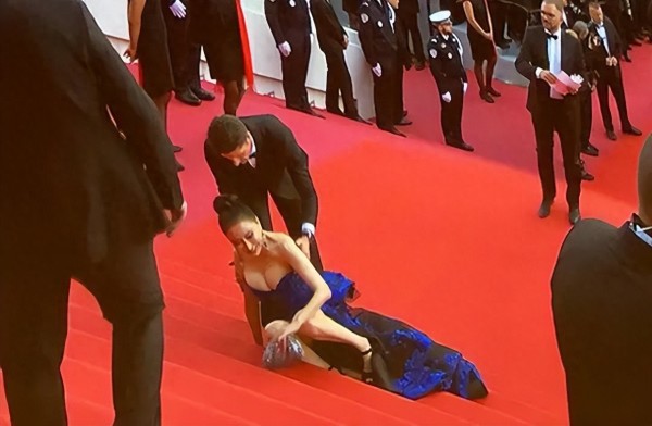 盘点那些女明星的尴尬瞬间，漏点成焦点？红毯上的出其不意
