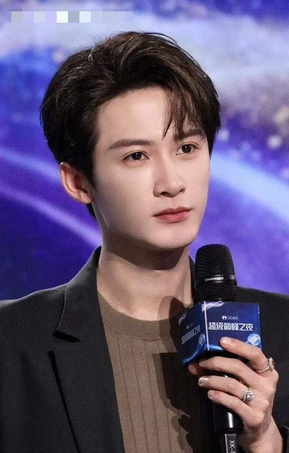 522万断层夺冠，他靠一个美甲细节让全网破防，这才是偶像和粉丝的双向奔赴