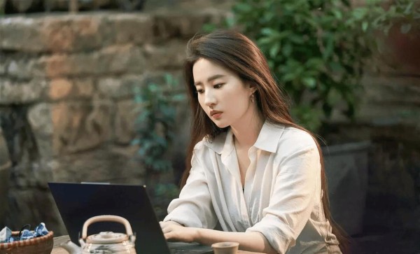 大合影名场面！刘亦菲输给金智媛引热议，娱乐圈资源格局藏不住了