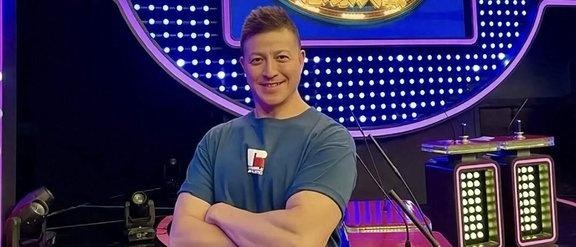 58岁香港著名演员疑似迎来新感情，被贴海报揭露欠款未还