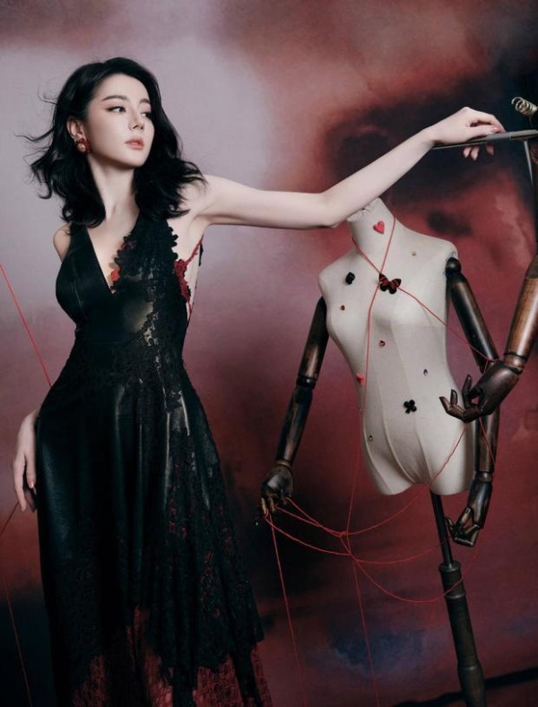 迪丽热巴黑色深V裙美艳吸睛