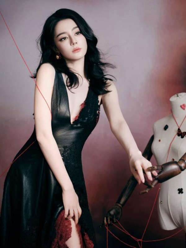 迪丽热巴身材火辣。