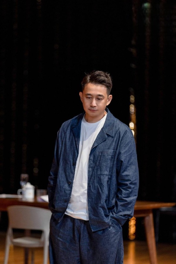 黄磊剧组聚餐成热搜！李沁杨采钰十指紧扣，这才是内娱真正的‘神仙剧组’？