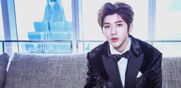 明星篮球场上的风采：蔡徐坤与杨超越的对决