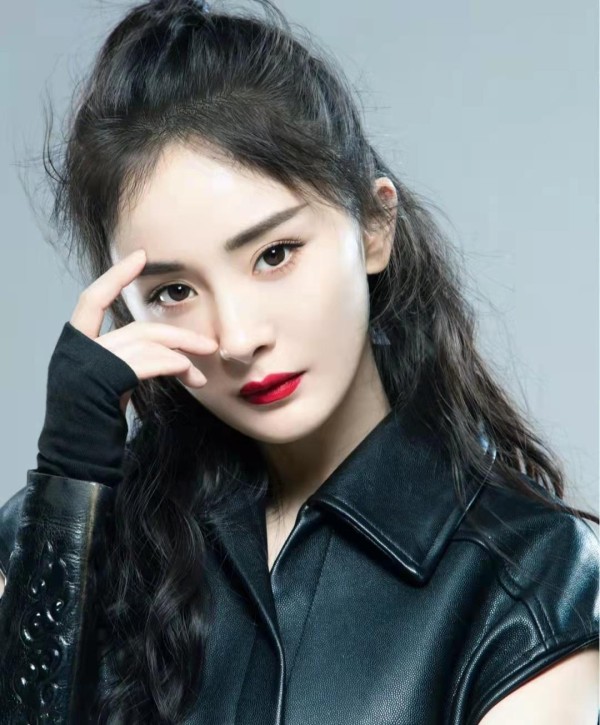 跟着杨幂学穿搭，简单的衣服不一样的风趣，时尚潮流很是高级