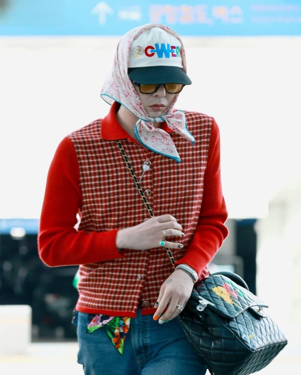 权志龙巴黎裹红围巾引爆5亿热搜：从顶流偶像到时尚哲学家的蜕变