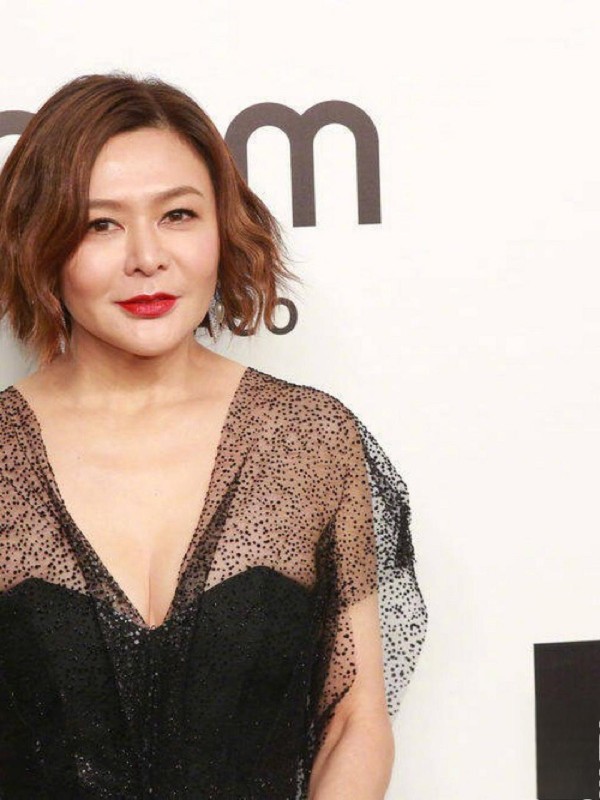 关之琳62岁“泡面头”刷屏，炸出娱乐圈最残酷真相：女星老了只能“装嫩”或“演妈”？