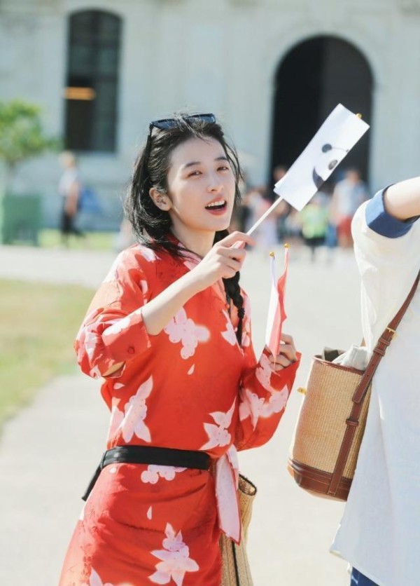 热搜第一！周雨彤带头吃外卖的方式被审判！全网狂批没家教