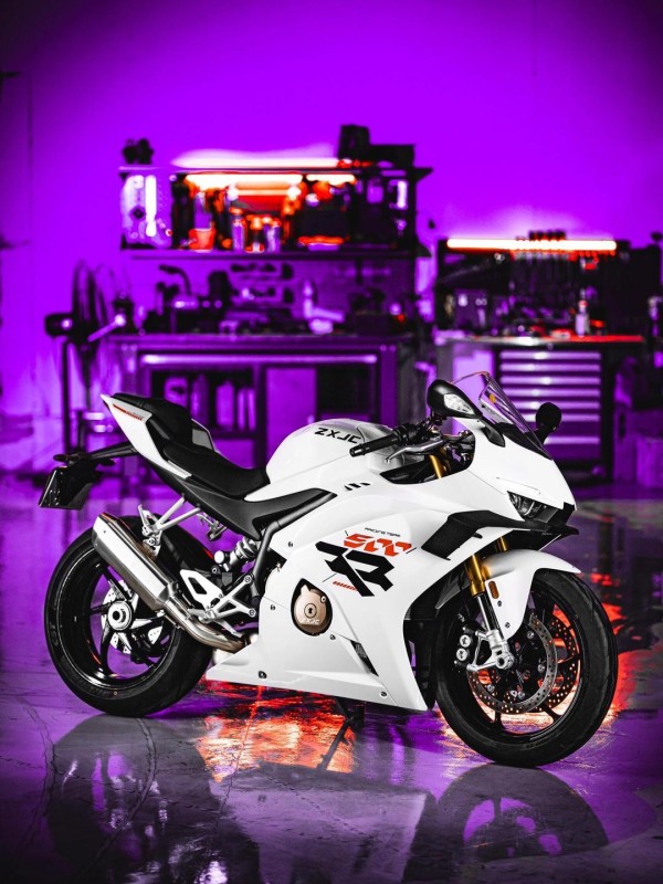 尹正真金白银买张雪机车！一场没有合同的“代言”如何改写营销规则？