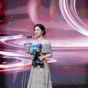 杨紫凭《生命树》获年度口碑演员！代雷佳音领奖幽默喊话