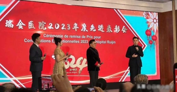 挂包的鬼鬼：不久后，胡歌的这次特殊互动在社交网络上引发了更多的讨论和分享。人们纷纷在各大平台上转发有关这次相遇的新闻，更多的关注和好奇心涌向了这位明星和医护人员之间的深层互动。
社交媒体上，关于这场相遇的帖子迅速蔓延，各大新闻网站也纷纷报道此事。网友们纷纷留言表示对胡歌的尊敬，称赞他不仅在荧屏上有着精湛的演技，更是一位有温度的公众人物。一些网友纷纷分享自己对胡歌的喜爱之情，有的表示会更加关注他的作...