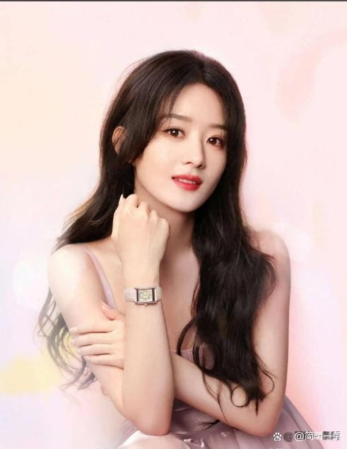 赵丽颖在飞天奖颁奖典礼上手持奖杯泪水涟涟，她的感言真诚却略显磕巴，这源自她中专学历的背景，初中毕业后凭借外貌进入娱乐圈