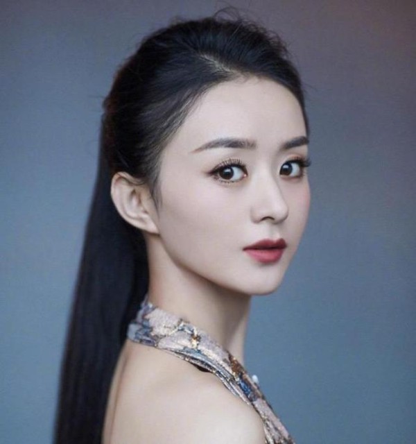 导演：再往下坐一点！赵丽颖床戏现场差点哭出来，网友：活该她火