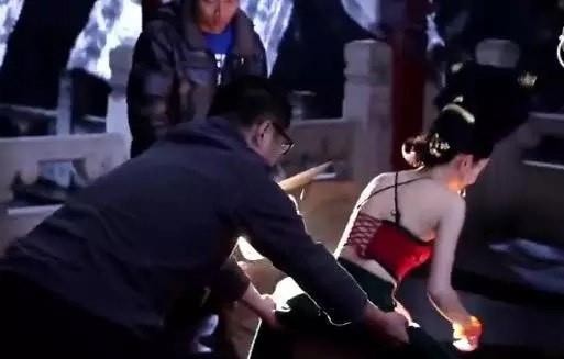 导演：再往下坐一点！赵丽颖床戏现场差点哭出来，网友：活该她火