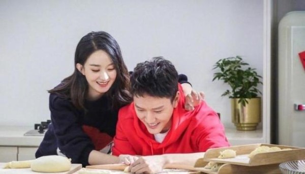 导演：再往下坐一点！赵丽颖床戏现场差点哭出来，网友：活该她火