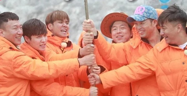 46岁罗志祥现状曝光！去国外开演唱会和粉丝挨个击掌，脸僵变蜡像