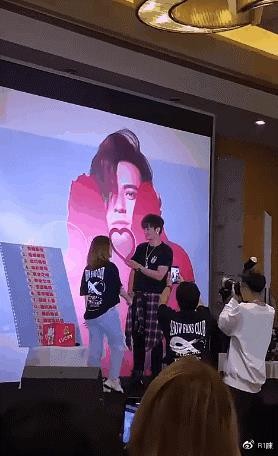 中国撩妹哪家强，全能巨星罗志祥与粉丝亲亲，抱抱！就差举高高