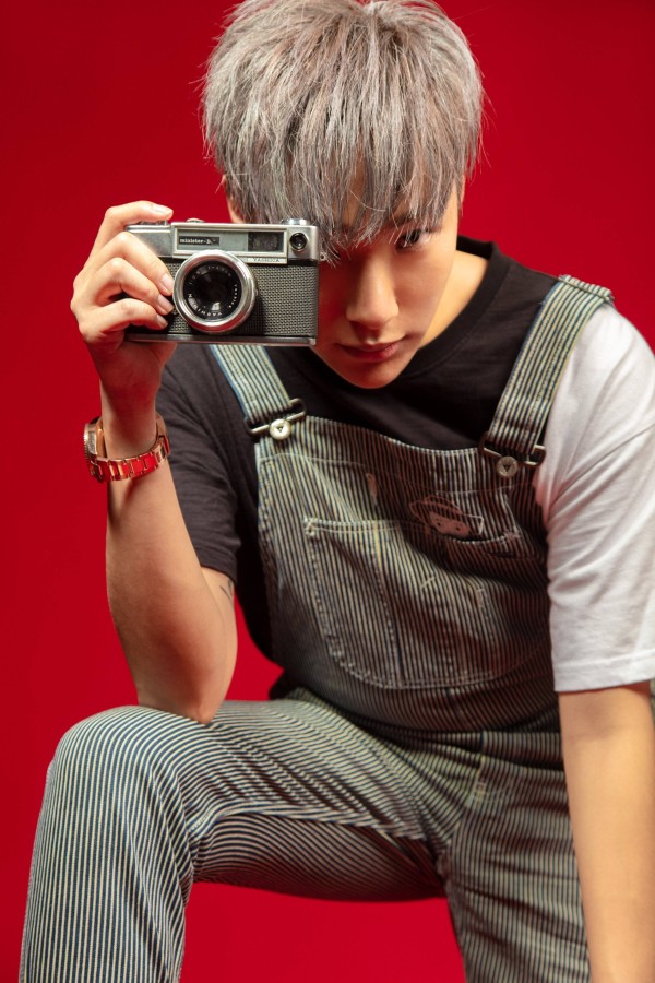 新生代艺人白小亮签约内地娱乐公司 2026年计划发专辑、拍电影开启歌影视三栖发展