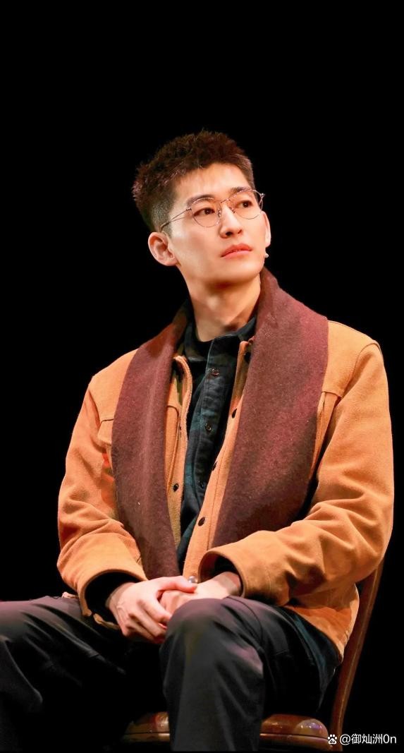 42岁的张翰生活大变样，不仅卖掉价值4600万的法拉利，还辞退了所有助理，如今独自逛商场买衣服，无造型师、助理随行帮忙