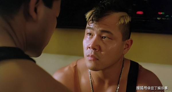 著名港星退圈18年，转行做快餐暴富，长期健身50多岁形象依旧年轻